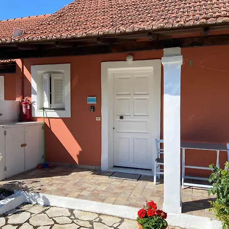 Dionysias House * Astrakeri